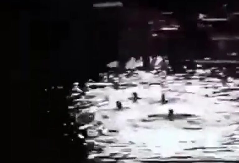 Un grupo de turistas se baña en el lago de Los Jameos del Agua