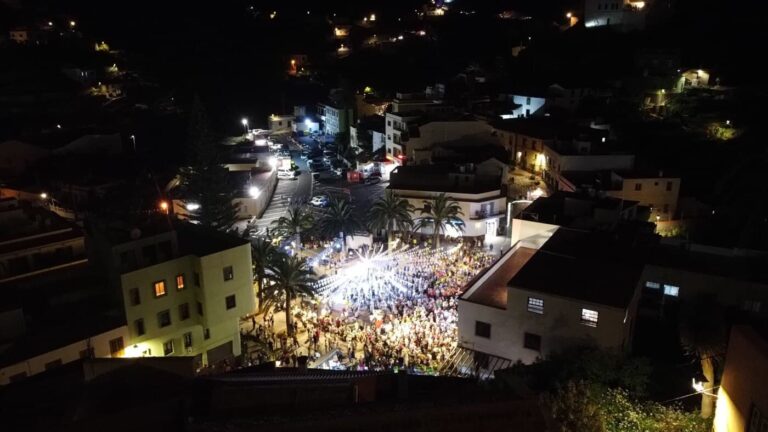 La Bajada de la Virgen del Carmen reúne a miles de personas en las Fiestas Lustrales de Vallehermoso