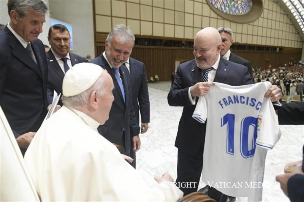 Torres invita al papa Francisco a visitar Canarias