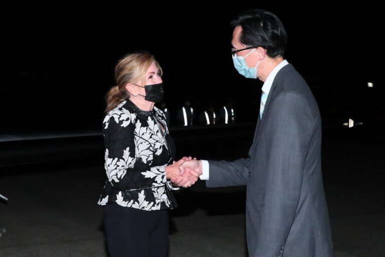 Taiwán recibe su tercera visita en un mes de una delegación de EEUU