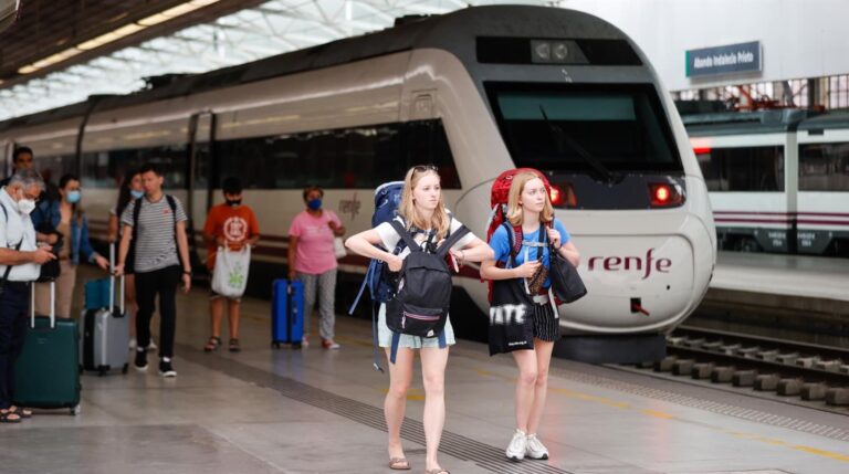 La suspensión del servicio del AVE ha afectado a 22 trenes y 7.200 pasajeros