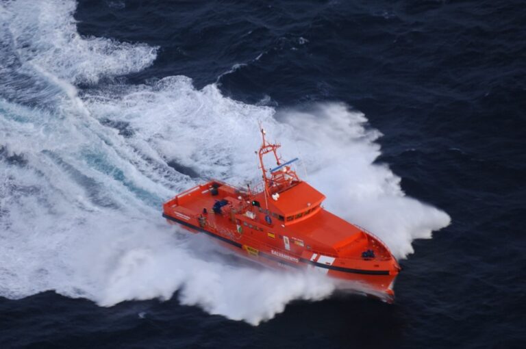 Salvamento Marítimo rescata una nueva patera con 53 migrantes en aguas canarias