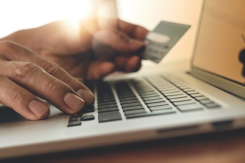 Persona usando un ordenador con tarjeta de crédito y haciendo compras online NIELSEN (Foto de ARCHIVO) 15/4/2019