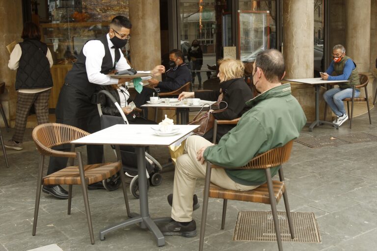 Las ventas del sector servicios aumentan un 40% en Canarias