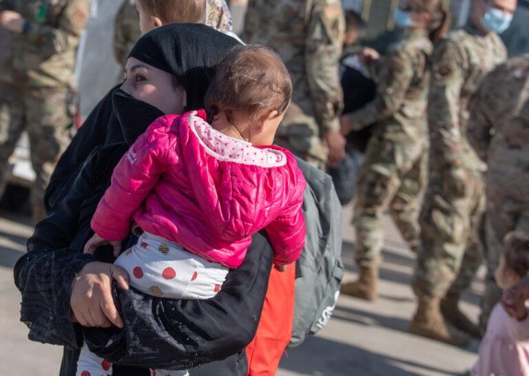 Los talibanes dispersan a tiros una manifestación de mujeres en Kabul