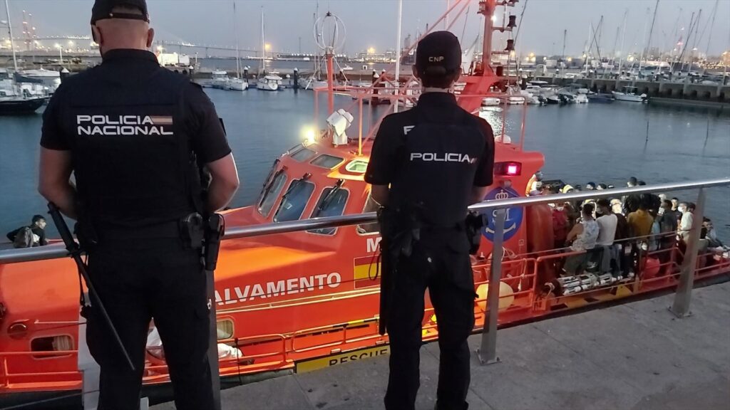 La Ruta Canaria ha movido en lo que va de año 212 pateras. La cifra alcanza las 9.589 personas, un 27,3% más que el curso anterior
