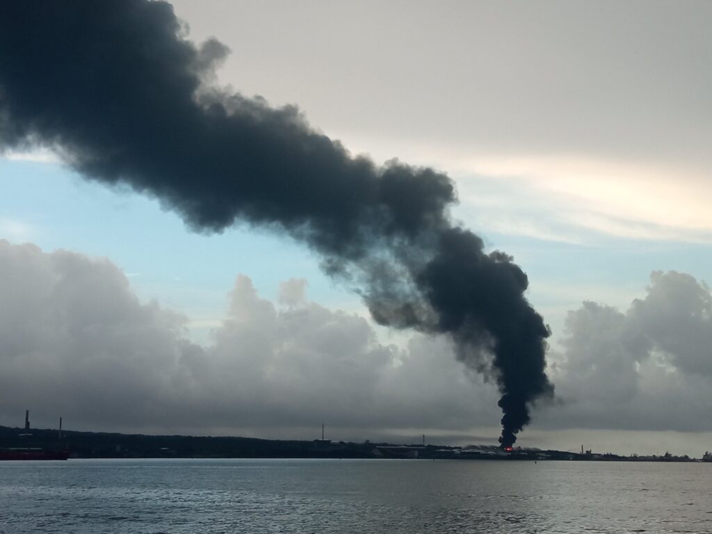 Colapsa un tercer tanque de combustible en Matanzas (Cuba)tras el incendio iniciado el jueves