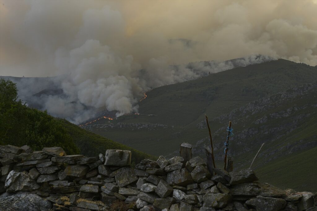 Los diferentes incendios acontecidos en Galicia, Comunidad Valenciana y Aragón comienzan a extinguirse gracias a las lluvias y a las actuaciones de los cuerpos de extinción