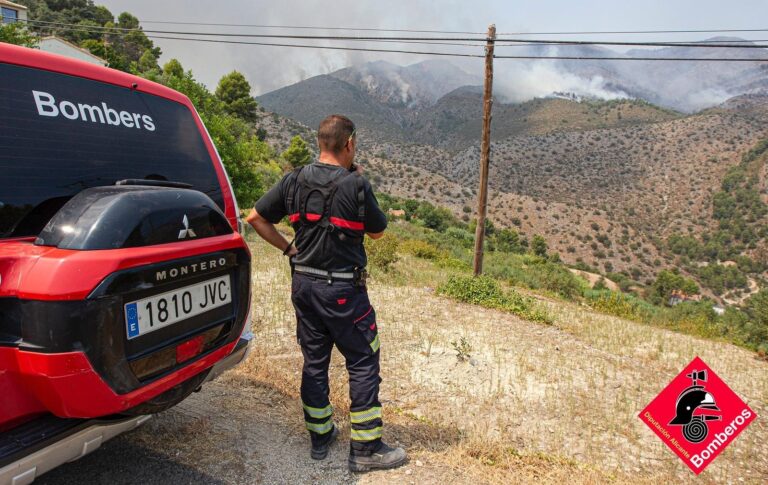 Los cuerpos de extinción trabajan en los diferentes incendios de la Península