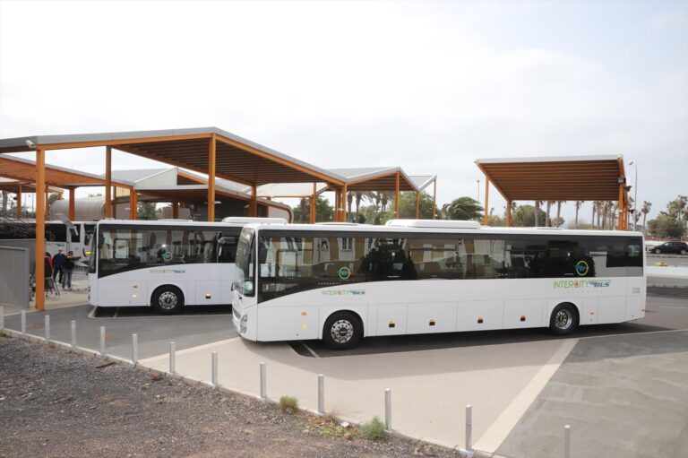 Lanzarote destina 2 millones para el transporte público gratis a residentes canarios