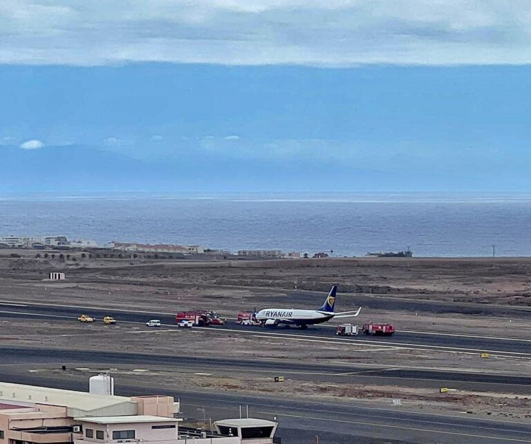 El aeropuerto Tenerife Sur, de nuevo operativo tras retirar avión de la pista