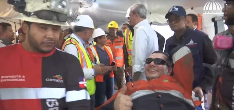 Rescatan tras diez días bajo tierra a los dos mineros atrapados en una mina de República Dominicana