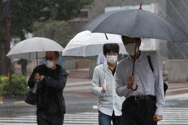 Ordenan la evacuación de 72.000 personas en Japón por la llegada del tifón ‘Meari’