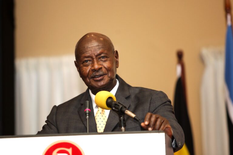 El Gobierno ugandés suspende a una de las principales organizaciones LGBTQ del país