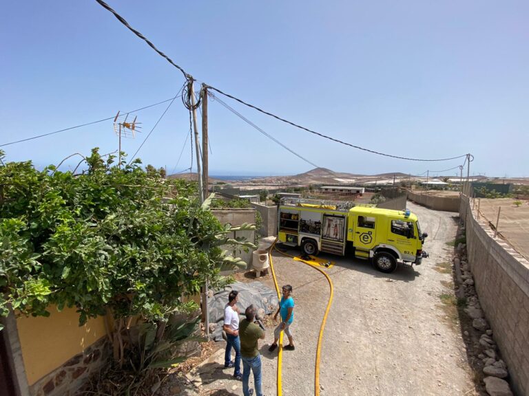 Bomberos de Gran Canaria extinguen un incendio en Agüimes, en la zona de Las Rosas Viejas