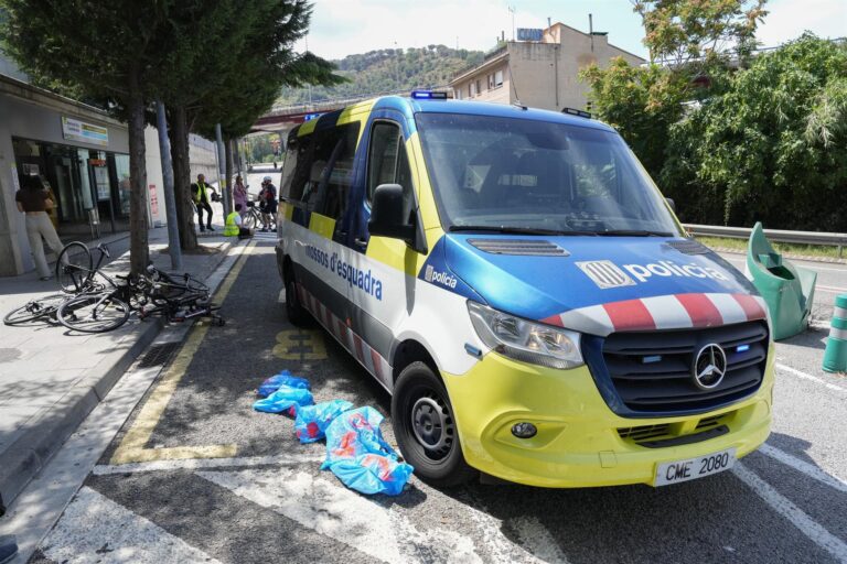 Un coche embiste a grupo de 9 ciclistas, mata a dos de ellos y se da la fuga en Barcelona