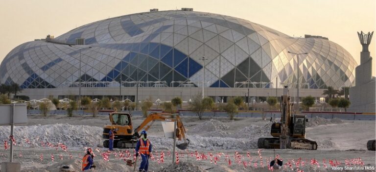 Reclaman 440 millones de dólares a la FIFA por vulnerar derechos humanos de los trabajadores