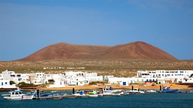 Cabildo de Lanzarote y Puertos Canarios dan a conocer a los vecinos de la Graciosa el anteproyecto de su puerto