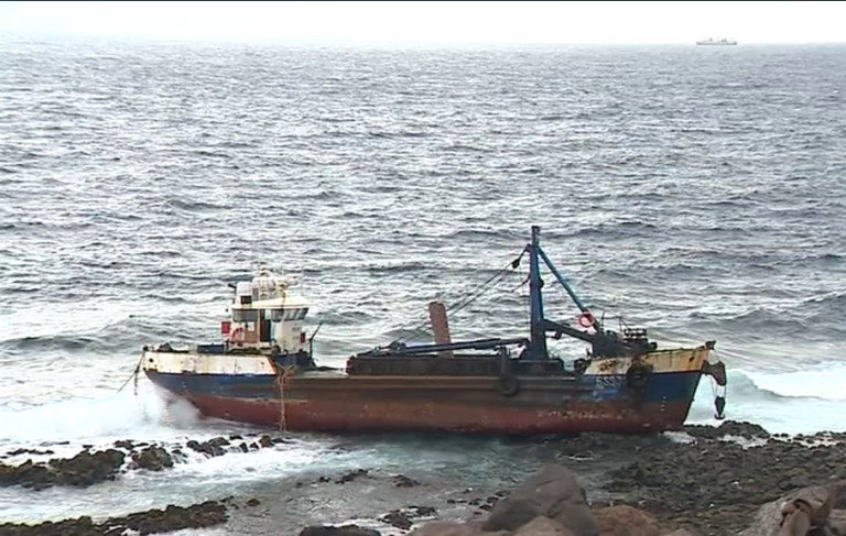 Un barco encallaba este lunes en la zona de uso militar de La Isleta, en Gran Canaria