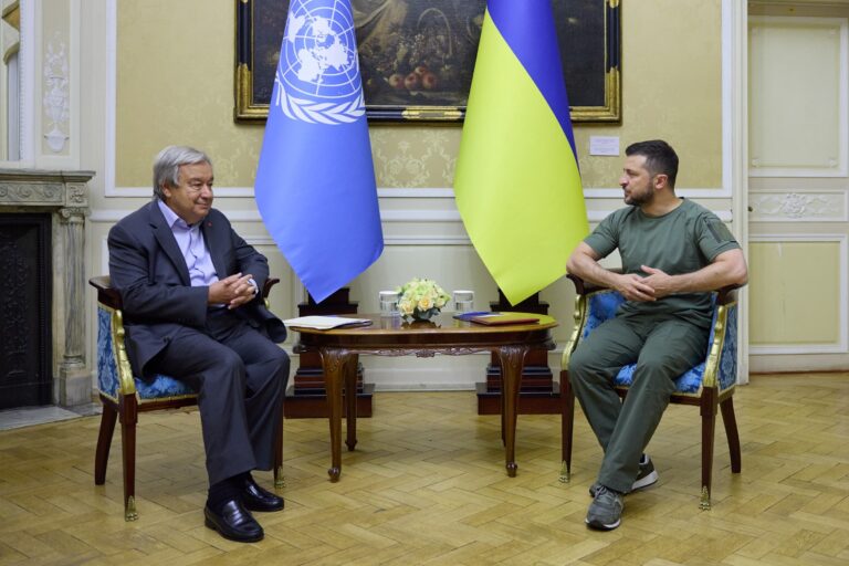 Zelenski condiciona el diálogo con Rusia a la retirada de tropas tras recibir a Erdogan y Guterres
