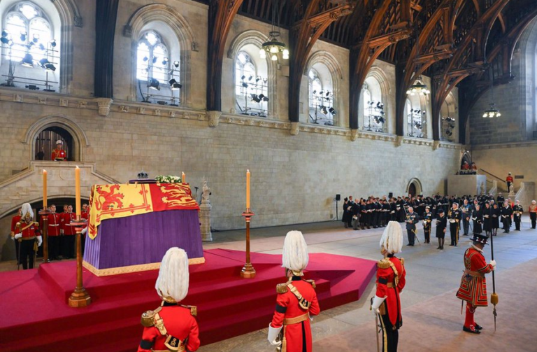 Miles de personas dan su último adiós a Isabel II en Westminster