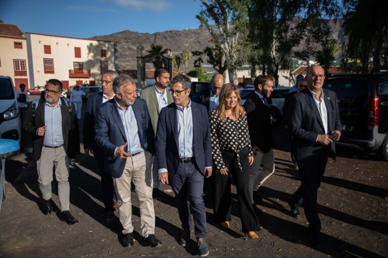 El ministro Bolaños anuncia un plan de vivienda específico para Puerto Naos y La Bombilla