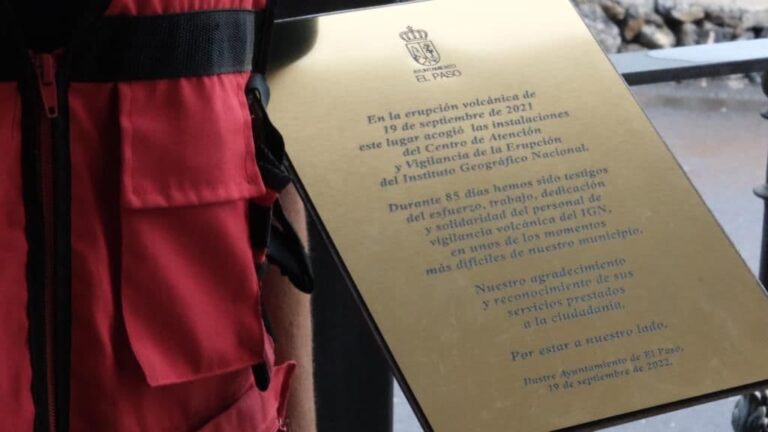 El Paso reconoce la labor del IGN durante la erupción con una placa conmemorativa