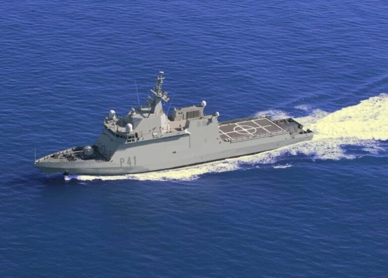 El BAM ‘Meteoro’ parte de su base en el Arsenal de Las Palmas para realizar vigilancia marítima en aguas de Canarias