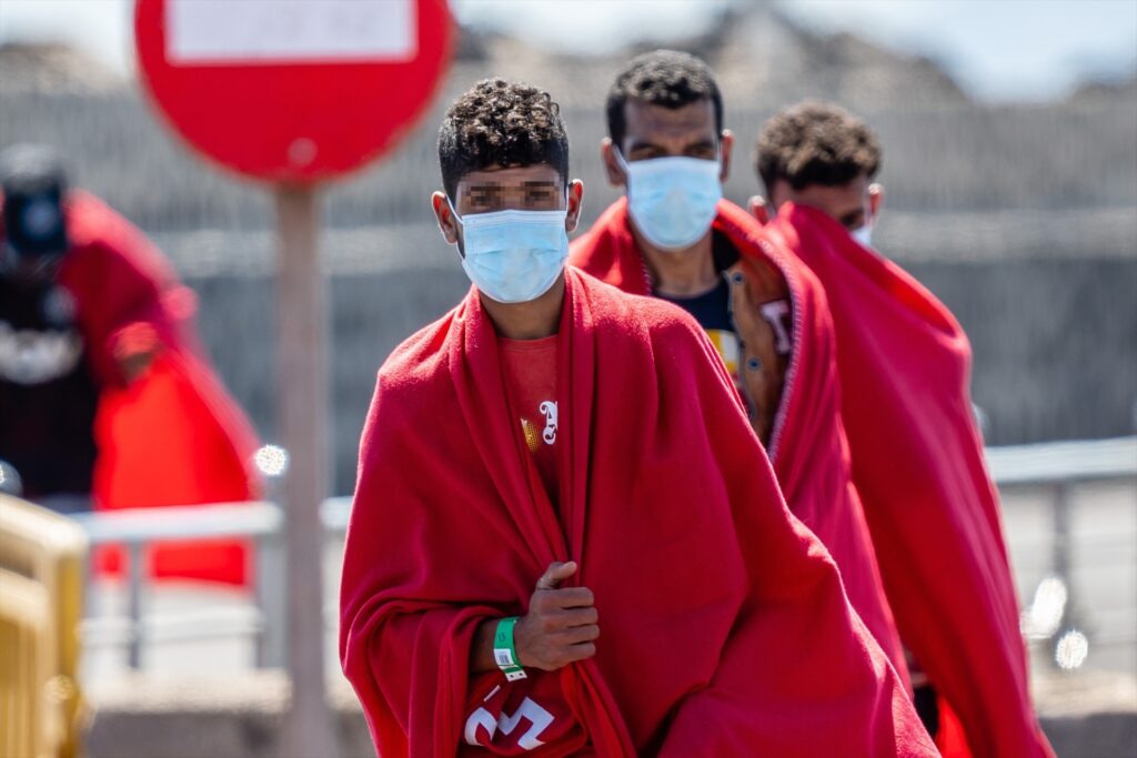 Rescatan a 165 personas en aguas próximas a Canarias