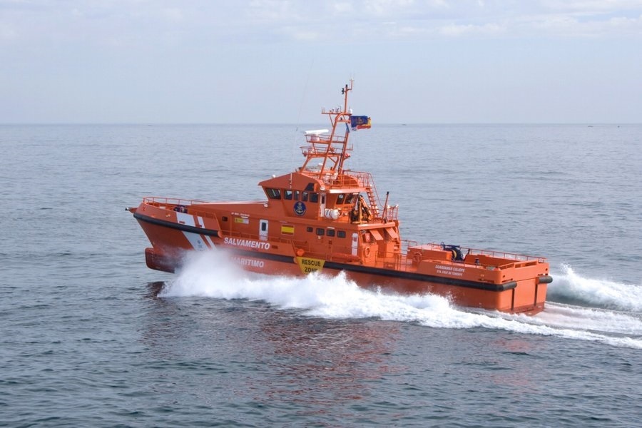 Salvamento Marítimo rescata a una embarcación con 53 migrantes a bordo cerca de Lanzarote