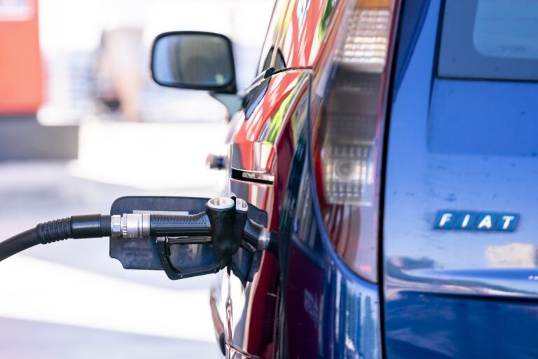 La gasolina marca su precio más bajo desde enero