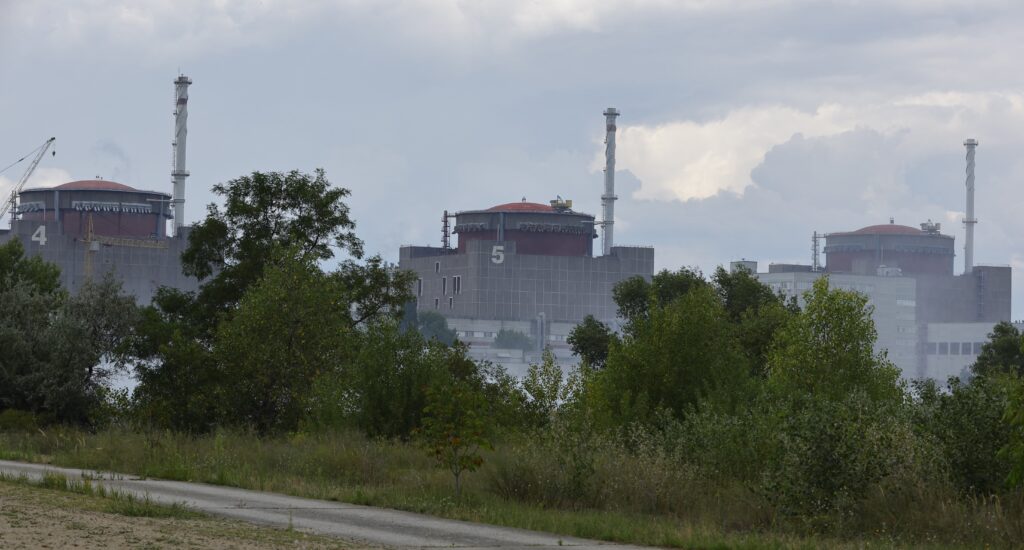 Ucrania acusa a Rusia de bombardear la ruta establecida por el OIEA para llegar a la central de Zaporiyia