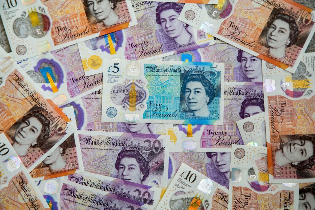 El Banco de Inglaterra ha aclarado que los billetes con la cara de la reina Isabel II siguen siendo válidos a pesar de su fallecimiento, que ha dado pie al ascenso al trono de su primogénito y heredero, el ya rey Carlos III.  "Los billetes actuales que muestran la imagen de Su Majestad la Reina seguirán siendo de curso legal", reza una nota del regulador financiero, que prevé "nuevos anuncios" una vez haya concluido el periodo de luto.