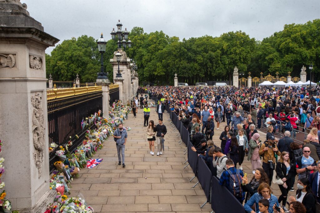  Ciudadanos británicos esperan en el Palacio de Buckingham a Carlos III 