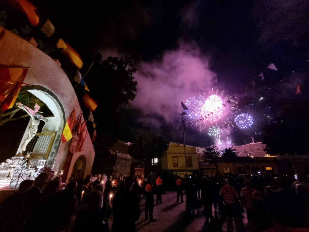 El Ayuntamiento vuelve a dar protagonismo a los fuegos artificiales silenciosos en las Fiestas del Cristo