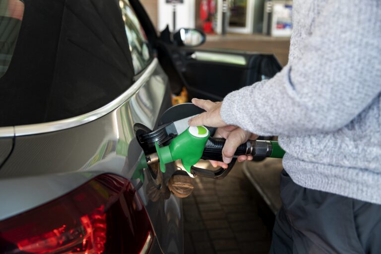 La gasolina registra una nueva caída mientras el gasóleo sigue al alza