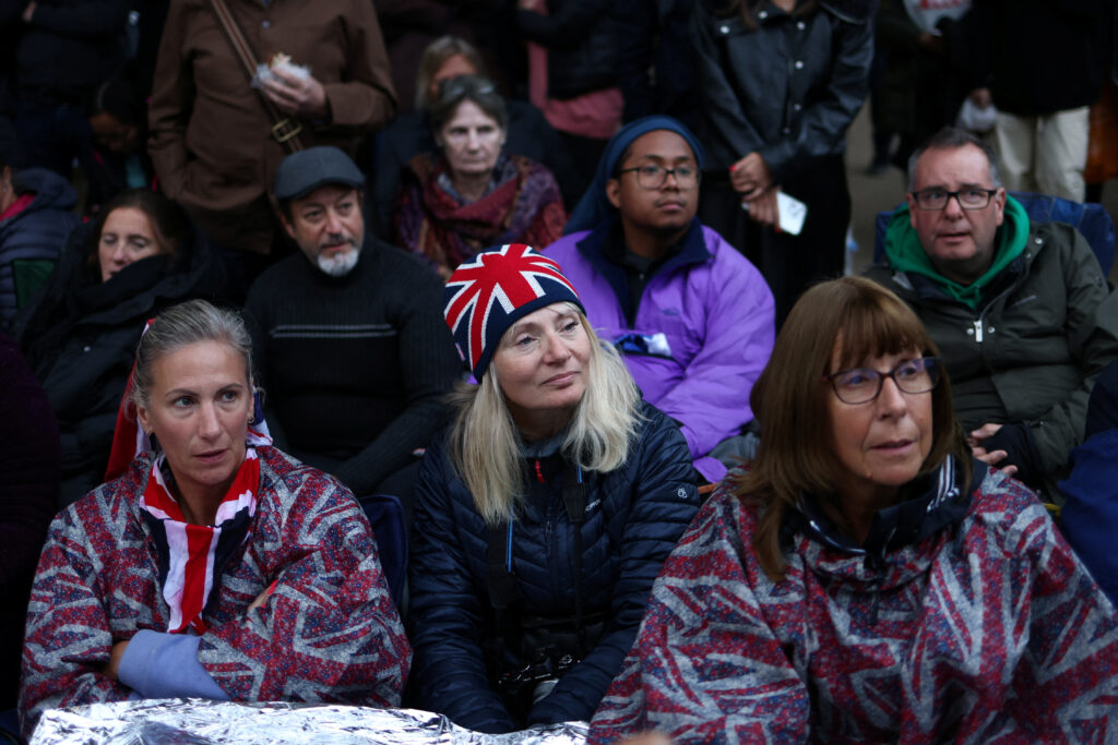 La gente se reúne el día del funeral de estado y el entierro de la reina Isabel de Gran Bretaña, en Londres, Gran Bretaña, el 19 de septiembre de 2022. 