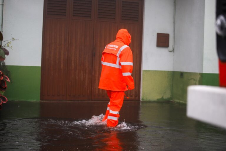 Continúa la posibilidad de lluvias persistentes y la alerta máxima aún está en vigor