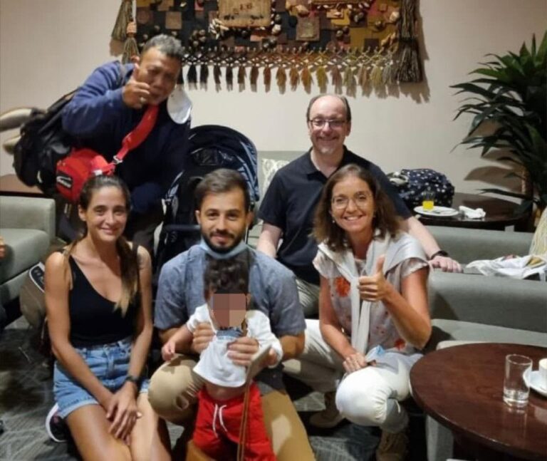 El pequeño Mateo y su familia llegan a Barcelona tras un largo viaje desde Bali