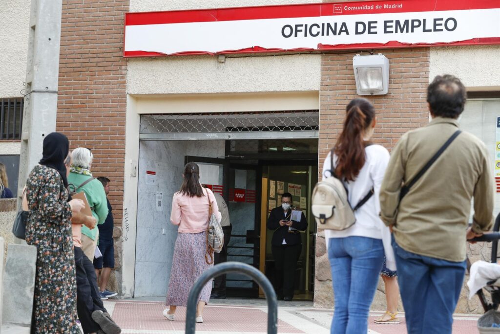 El mercado laboral pierde 189.963 afiliados en agosto y suma 40.428 parados. Contratos