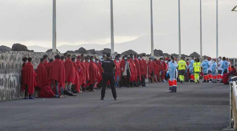 Salvamento desembarca en Lanzarote a 129 ocupantes de tres pateras