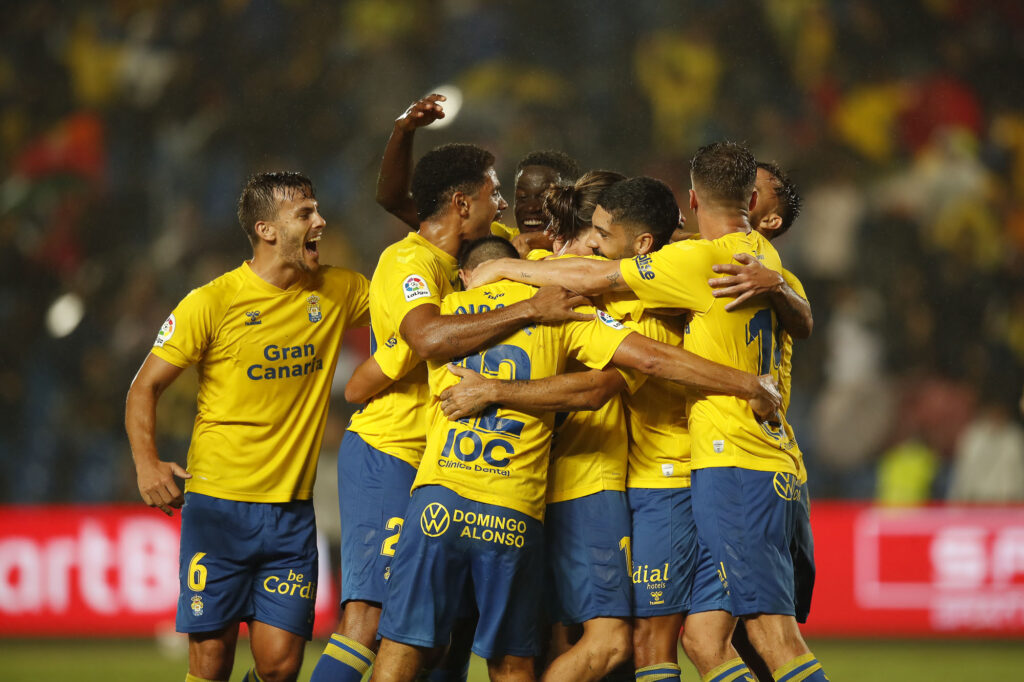 La UD Las Palmas recupera el liderato a costa del Granada CF (2-0)