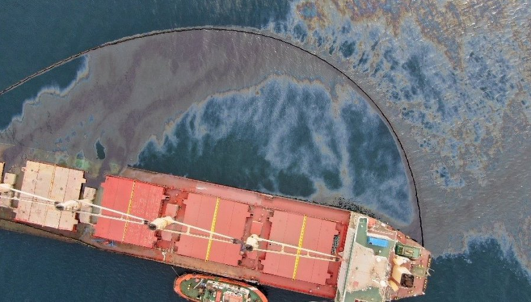 El vertido de fuel del buque varado en Gibraltar supera la primera barrera