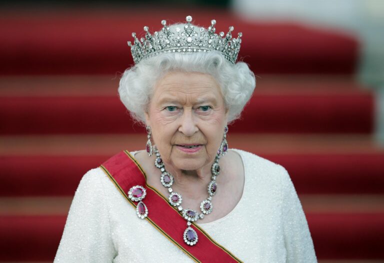 La Embajada del Reino Unido abre libros de condolencias por Isabel II en Gran Canaria y Tenerife