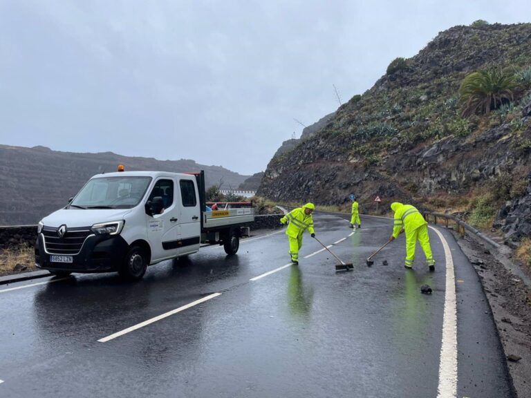 La tormenta tropical deja en Canarias desprendimientos, achiques de agua y cortes de luz