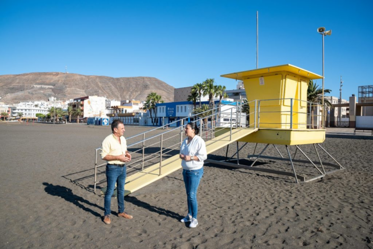 La playa de Gran Tarajal continúa cerrada al baño