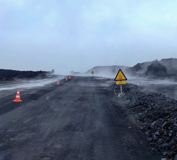 La carretera que atraviesa las coladas del volcán de La Palma emite vapor con las intensas lluvias
