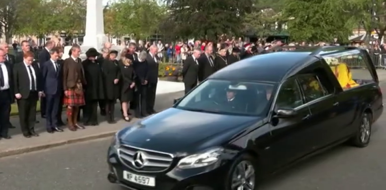 El féretro con los restos de Isabel II llega a Edimburgo