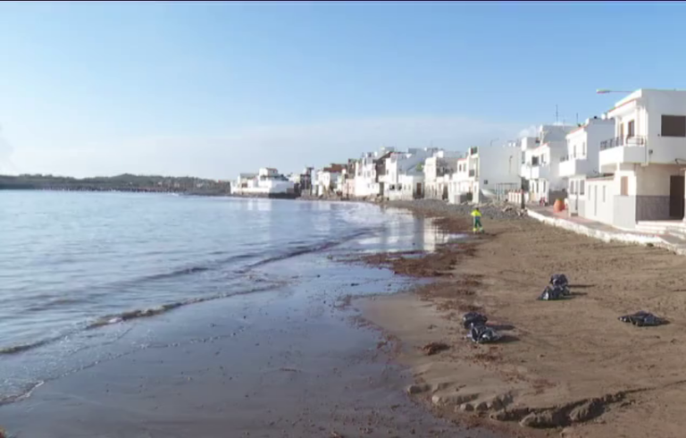 Telde cierra varias playas afectadas por restos arrastrados por las lluvias