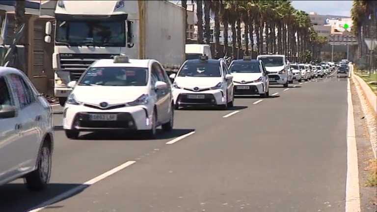 Taxistas de Las Palmas de Gran Canaria se manifiestan este martes contra la parada obligatoria